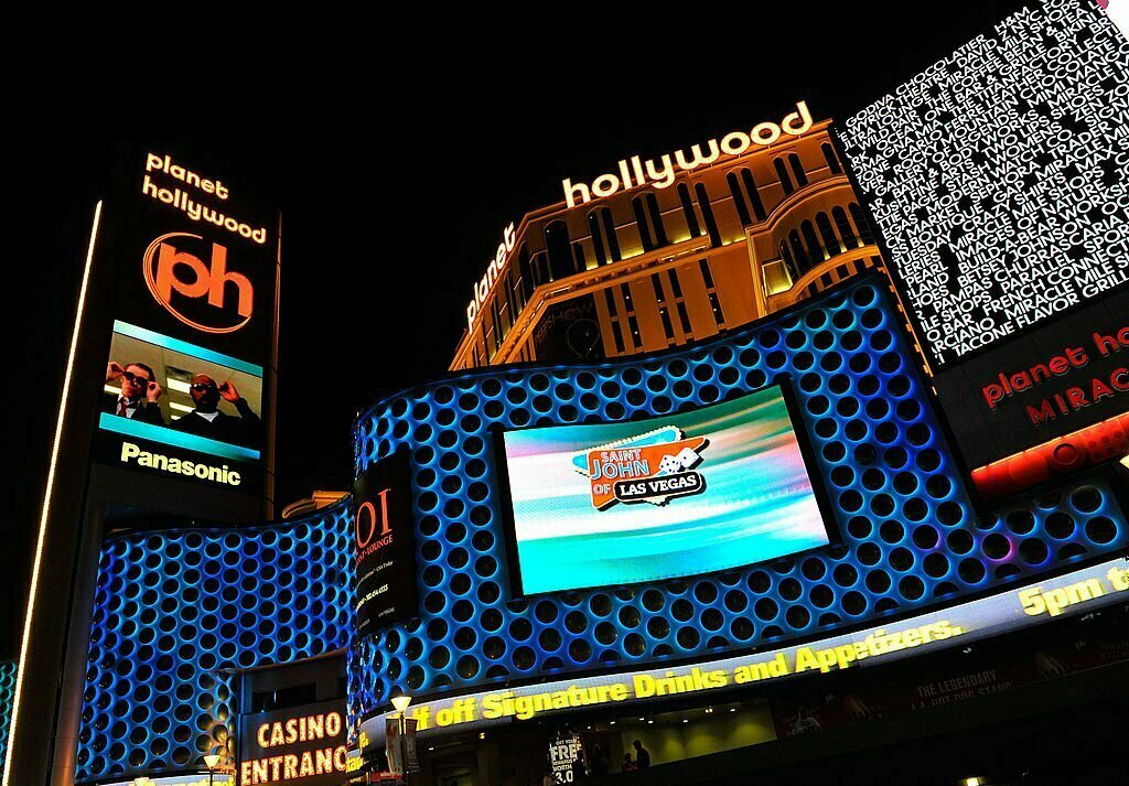 Man Sues Caesar’s Over Mannequin.